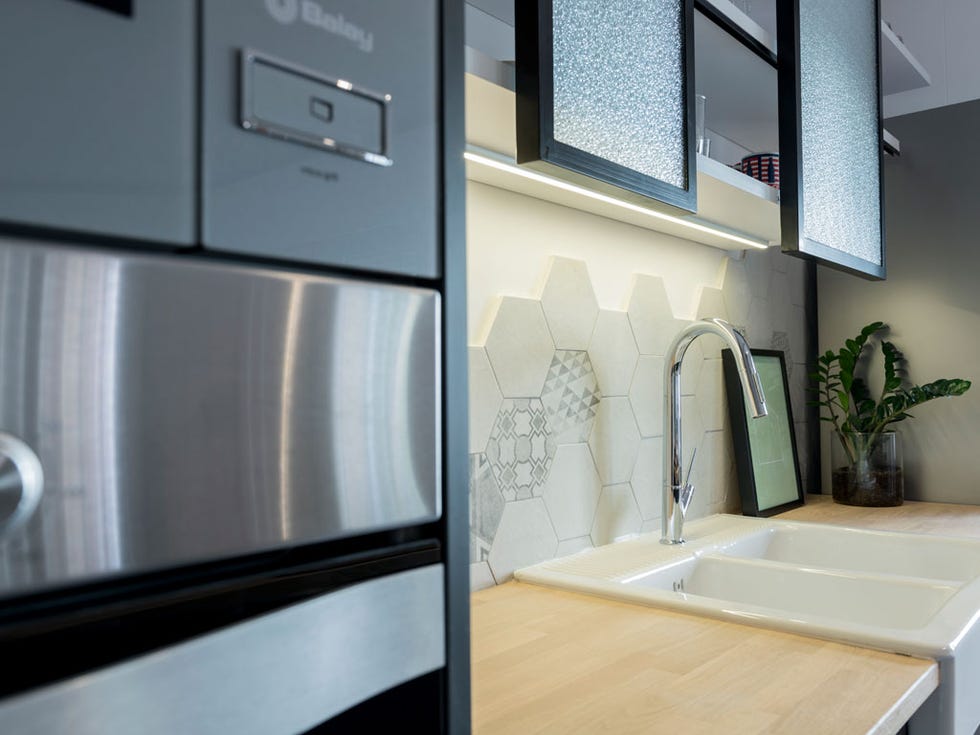 Lighting, Property, Plumbing fixture, Flowerpot, Interior design, Room, Tap, Interior design, Sink, Fixture, 