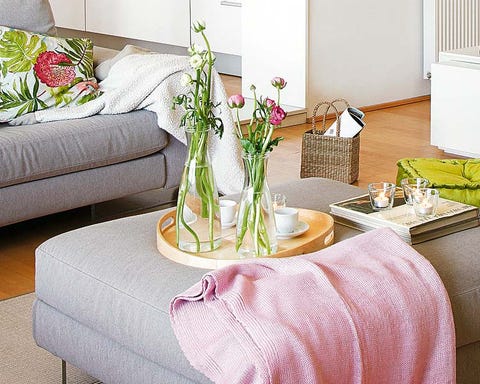 Room, Textile, Interior design, Interior design, Linens, Lavender, Flower Arranging, Vase, Cut flowers, Home accessories, 