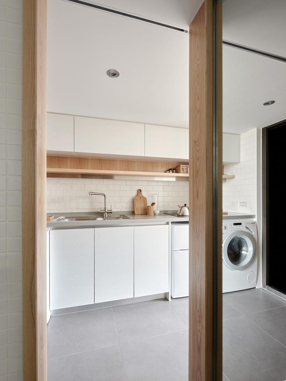 Property, Room, Floor, Wall, Glass, Interior design, Tile, Flooring, Major appliance, Plumbing fixture, 
