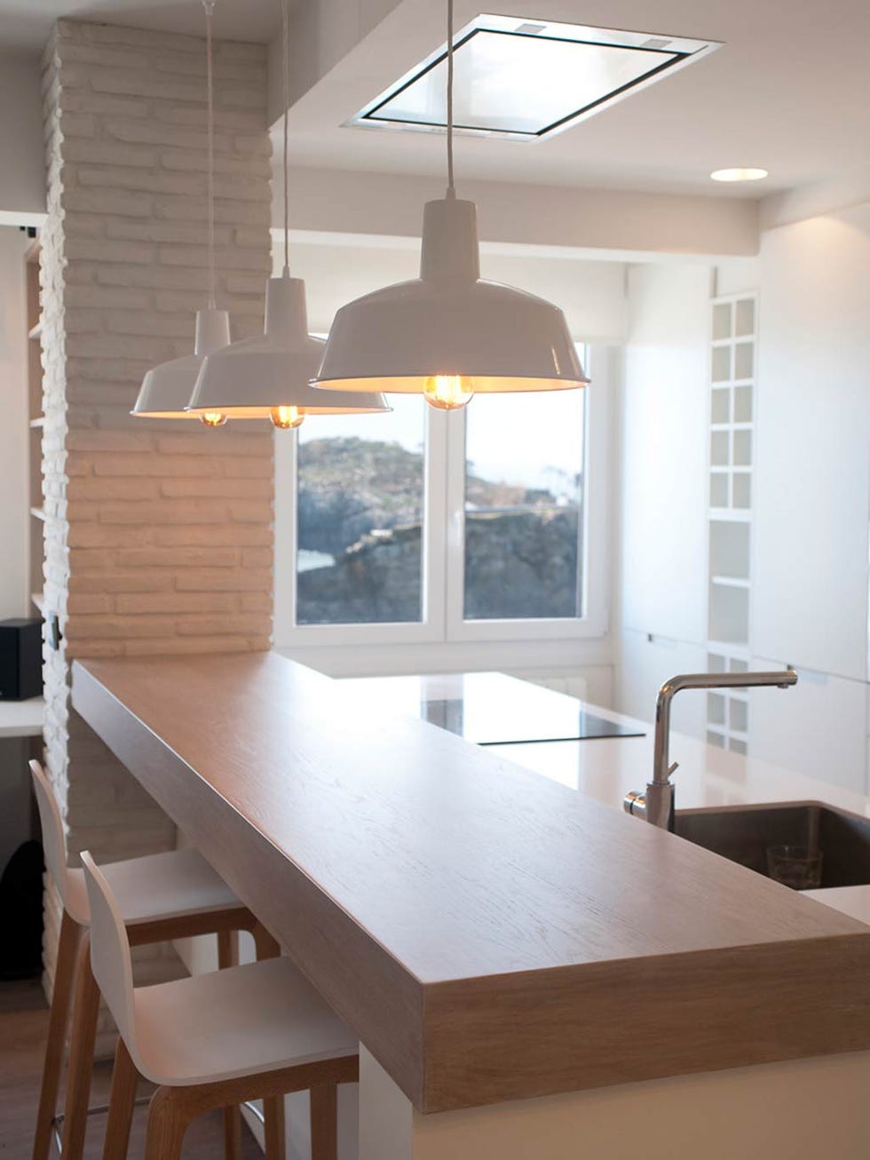 Lighting, Room, Property, Plumbing fixture, Kitchen sink, Light fixture, Interior design, Glass, Ceiling, Tap, 