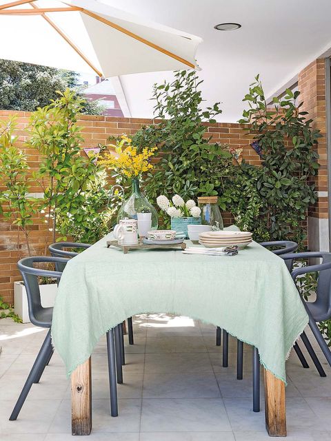 Tablecloth, Table, Furniture, Linens, Floor, Home accessories, Outdoor table, Restaurant, Outdoor furniture, Centrepiece, 