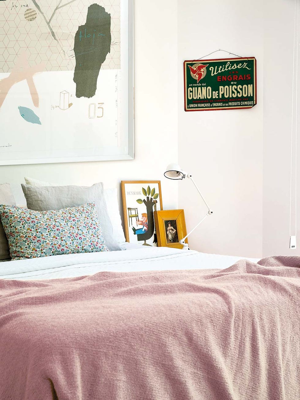 Room, Bed, Bedding, Textile, Bed sheet, Wall, Linens, Interior design, Bedroom, Paint, 