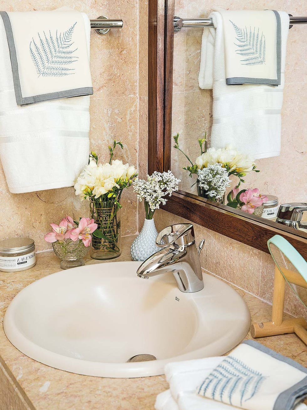 Room, Plumbing fixture, Interior design, Bathroom sink, Porcelain, Sink, Ceramic, Tap, Flower Arranging, Plumbing, 