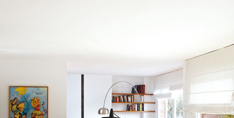 Una casa decorada con un estilo retro cálido, blanco y madera y muebles  vintage