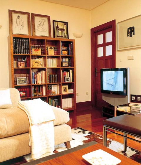 Wood, Room, Interior design, Display device, Furniture, Living room, Wall, Shelf, Table, Interior design, 