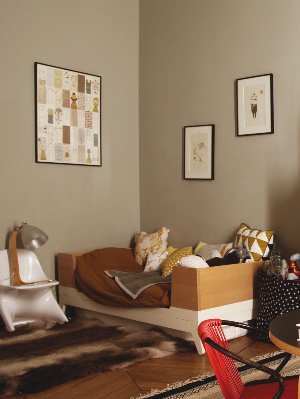 Room, Interior design, Furniture, Interior design, Wall, Picture frame, Living room, Couch, Pillow, Beige, 