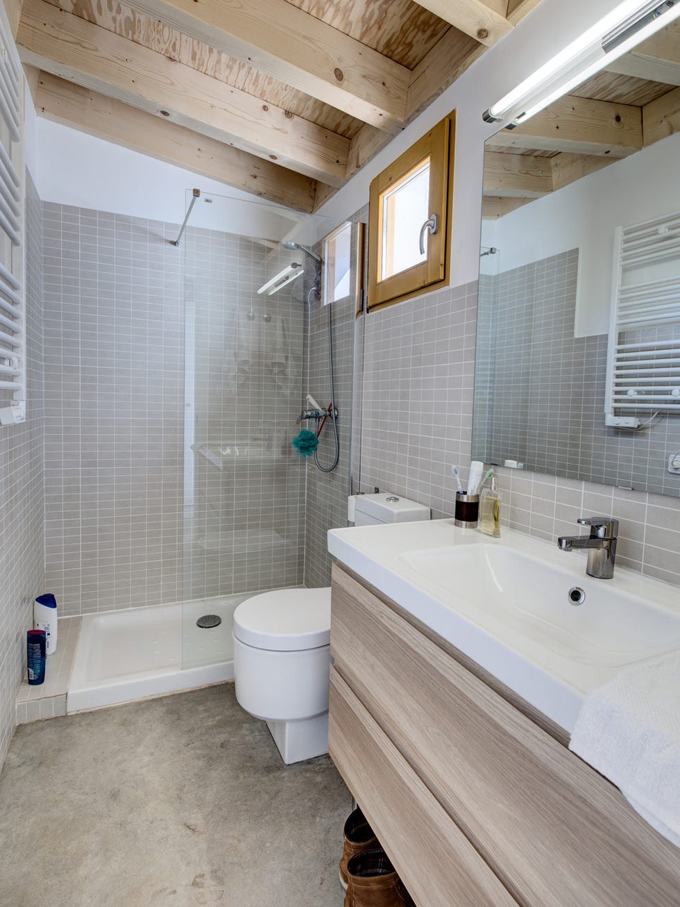 Plumbing fixture, Architecture, Room, Floor, Interior design, Property, Wall, Tile, Flooring, Ceiling, 