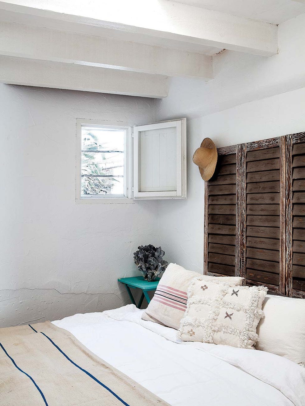 Room, Property, Interior design, Wall, Textile, Ceiling, Bed, Linens, Bedding, Home, 