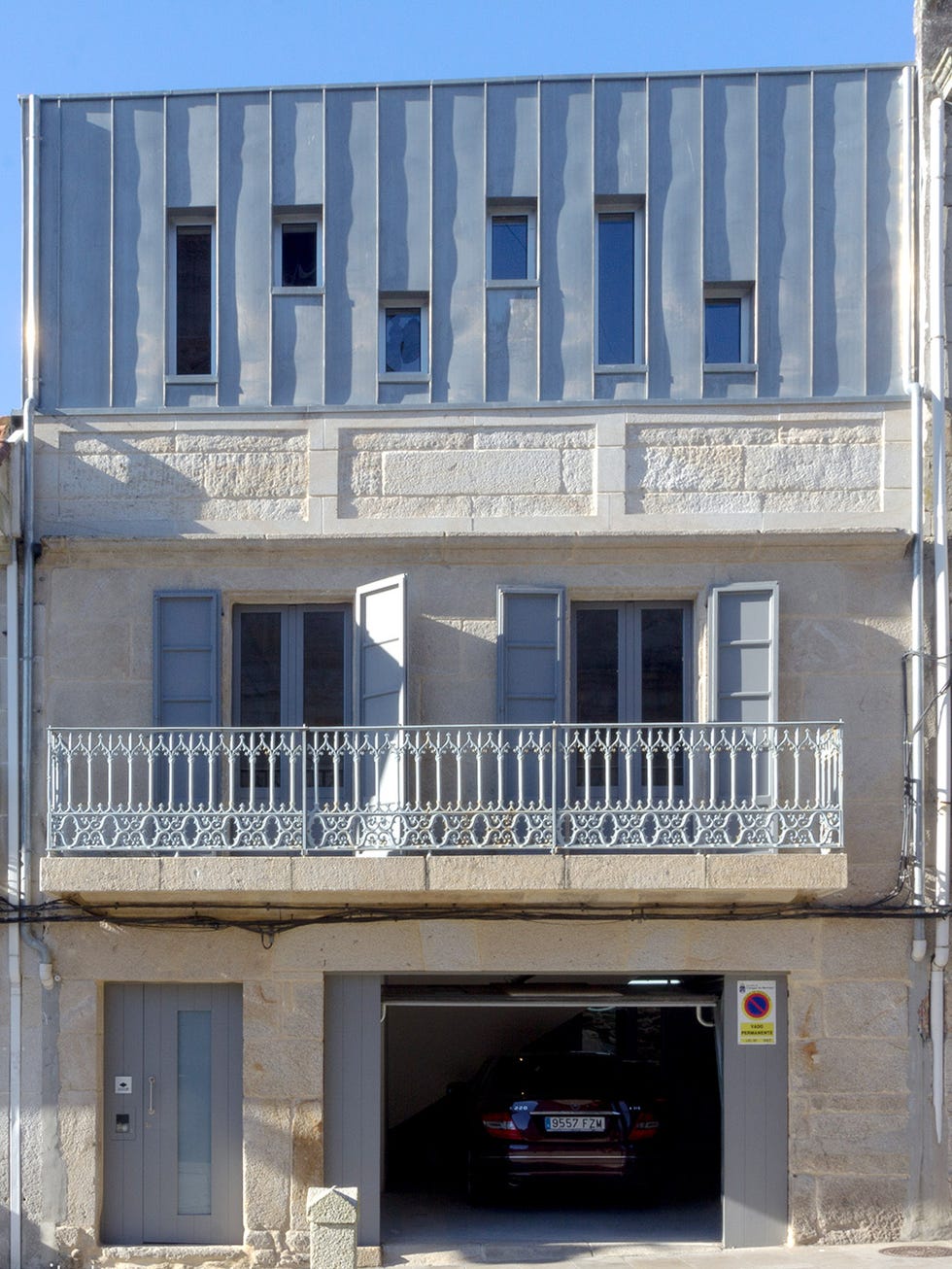 Architecture, Building, Property, Balcony, Facade, House, Real estate, Apartment, Residential area, Neighbourhood, 