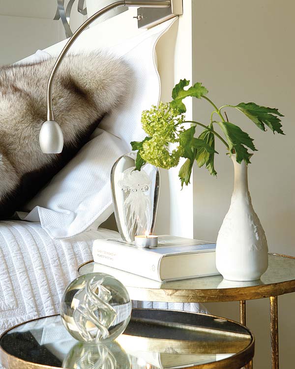 Room, Table, Furniture, Interior design, Dining room, Plant, Tableware, Home, Living room, Flower, 