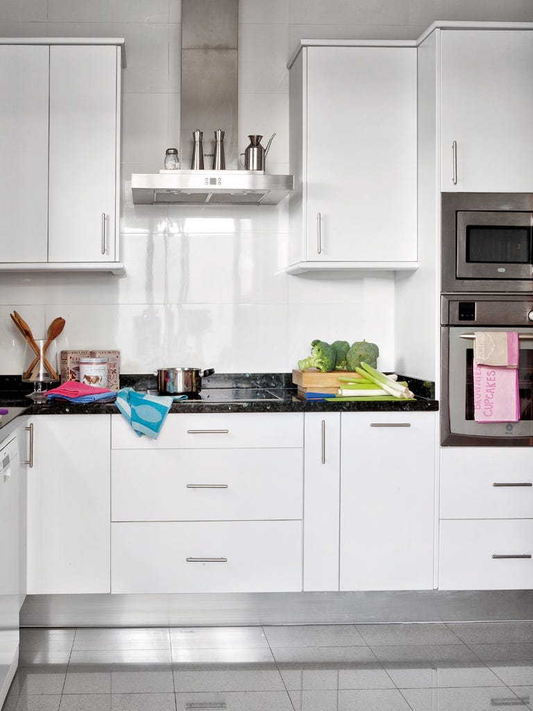 Countertop, Kitchen, Room, Furniture, Cabinetry, White, Property, Interior design, Kitchen stove, Tile, 