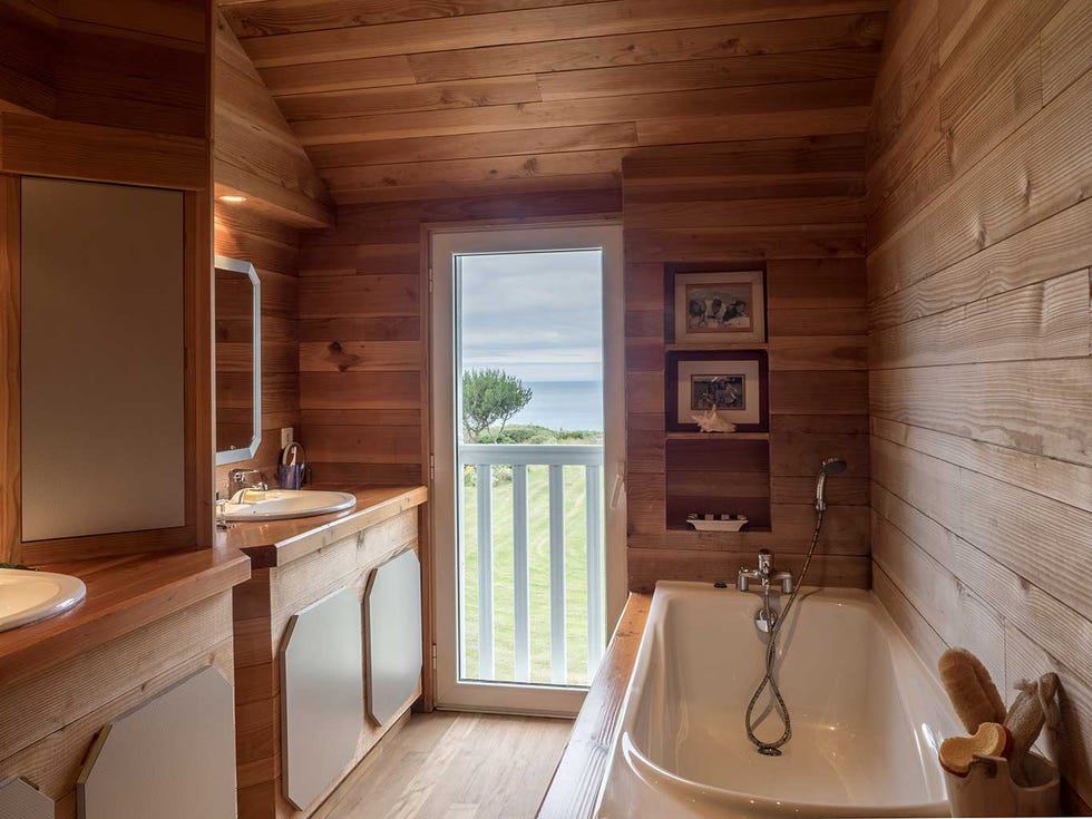 Plumbing fixture, Wood, Room, Brown, Property, Interior design, Wall, Architecture, Hardwood, Tap, 