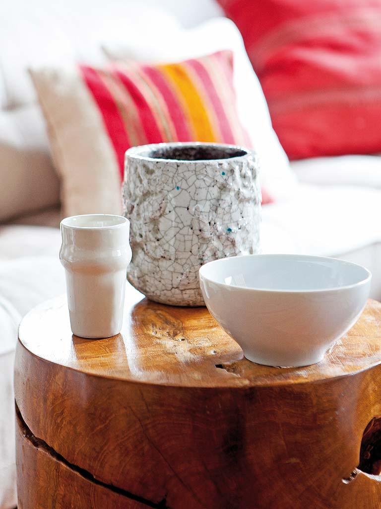 Serveware, Dishware, Drinkware, Wood stain, Ceramic, Pillow, Home accessories, Linens, Cup, Porcelain, 