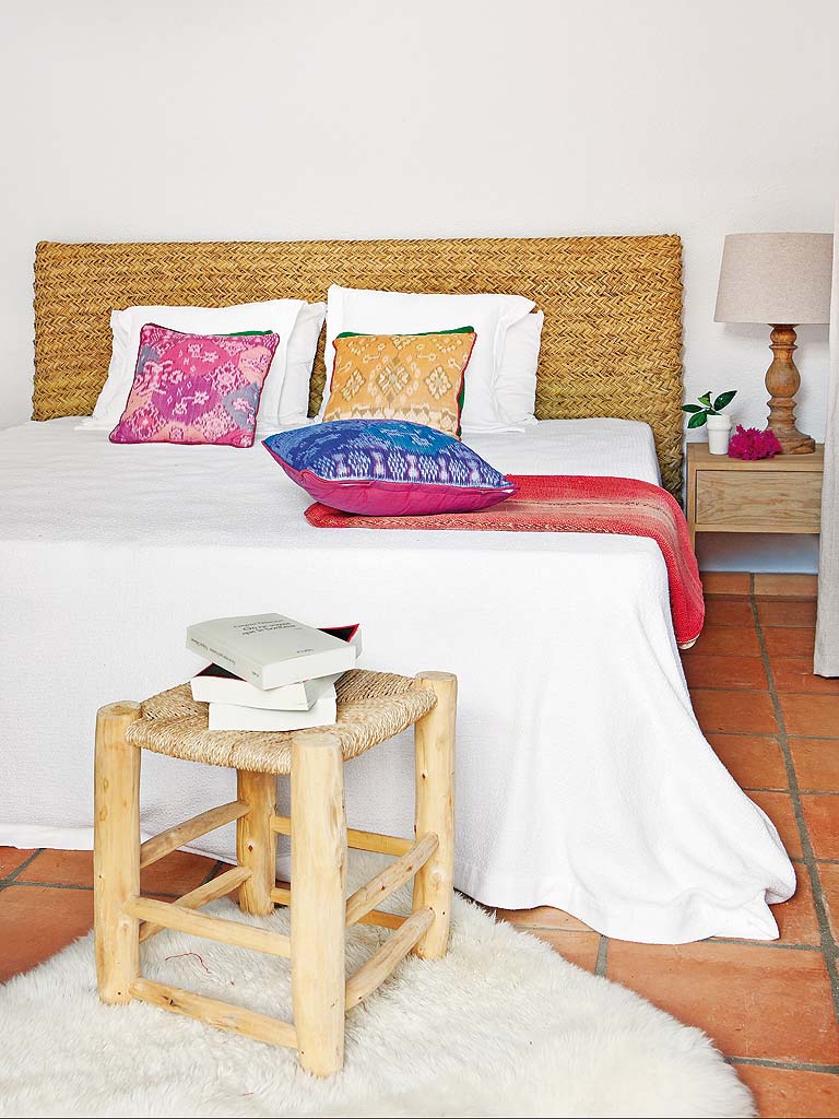 Room, Interior design, Textile, Furniture, Linens, Wall, Cushion, Bedding, Pillow, Throw pillow, 