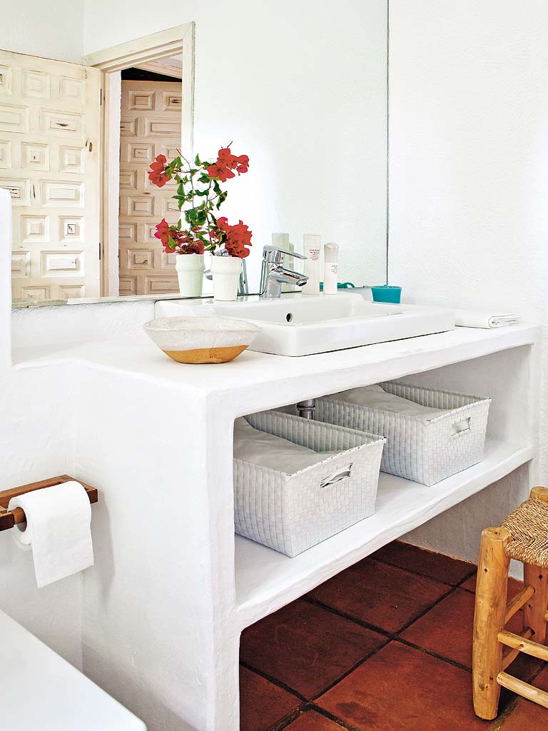 Room, Interior design, Wall, Floor, Interior design, Door, Home, Vase, Peach, Flower Arranging, 