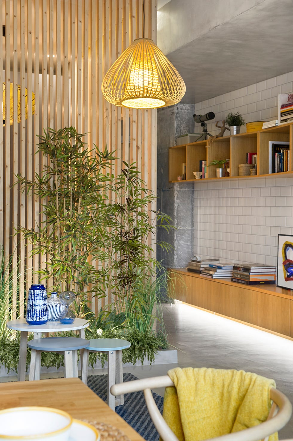Apartamento 46 m: Salón con estanterías