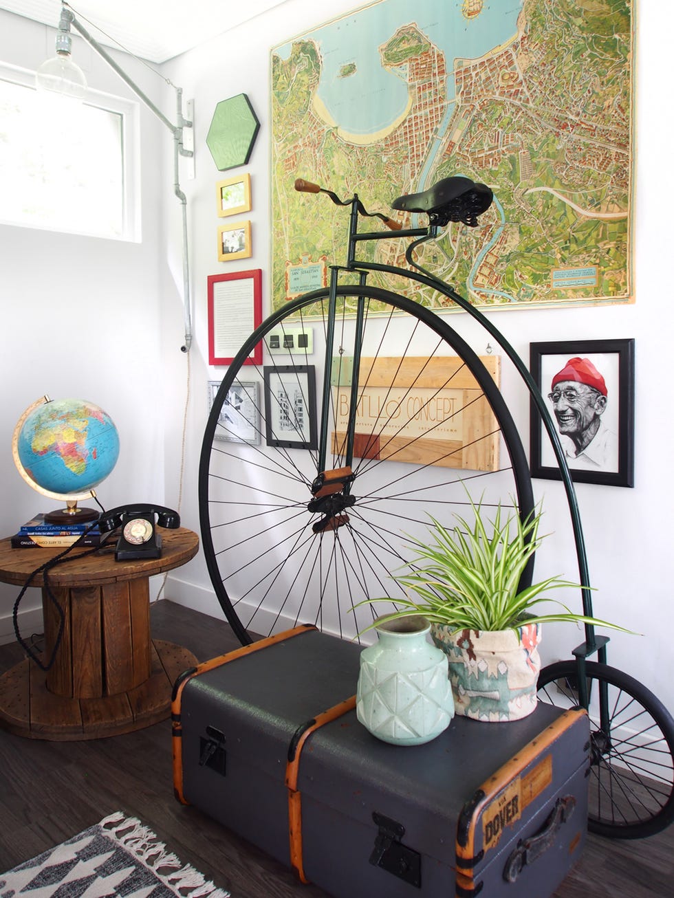 Wheel, Bicycle tire, Tire, Bicycle wheel, Bicycle wheel rim, Bicycle, Bicycle frame, Bicycle part, Bicycle accessory, Spoke, 