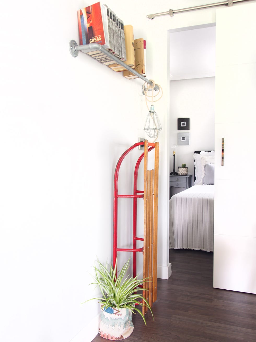 Flowerpot, Wall, Floor, Interior design, Houseplant, Linens, Paint, Coquelicot, Wood flooring, Laminate flooring, 