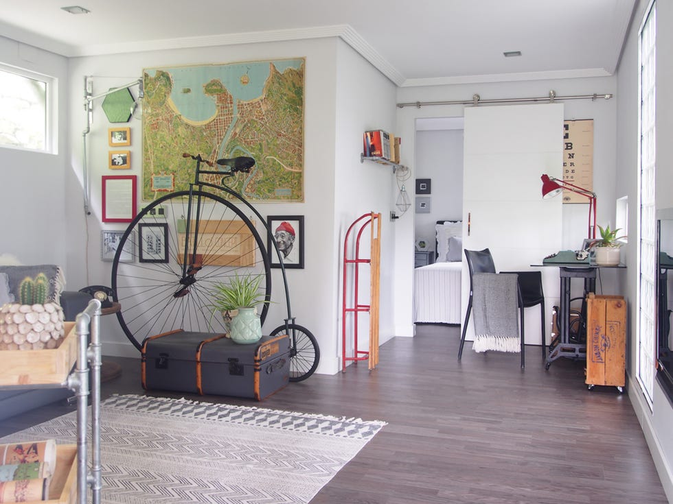 Bicycle tire, Bicycle wheel rim, Floor, Bicycle wheel, Room, Flooring, Bicycle part, Rim, Interior design, Bicycle accessory, 
