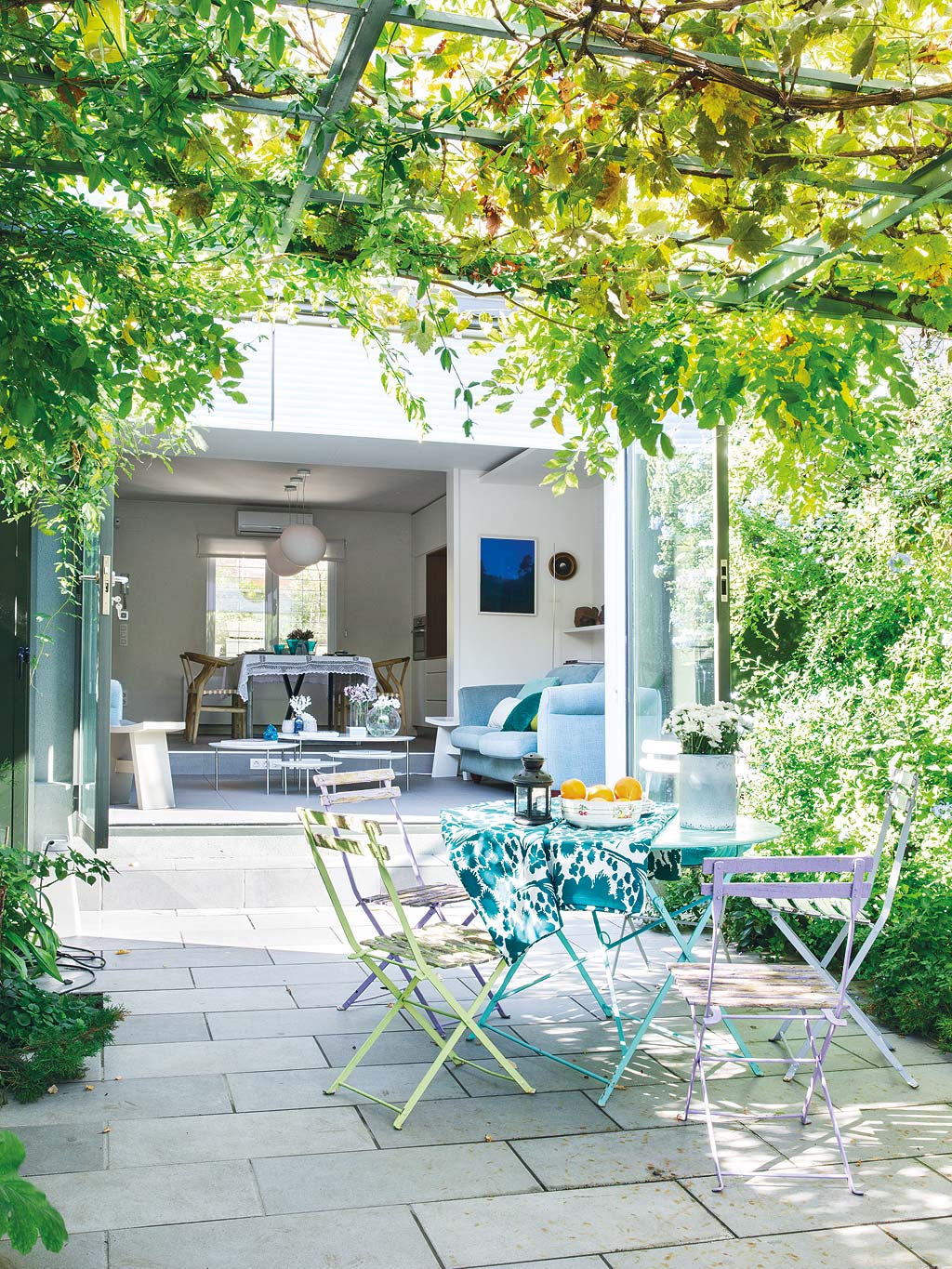 una casa fresca con patio