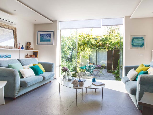una casa fresca con patio