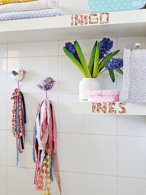 Room, Shelf, Wall, Pink, Flower, Plant, Furniture, Clothes hanger, Textile, Shelving, 