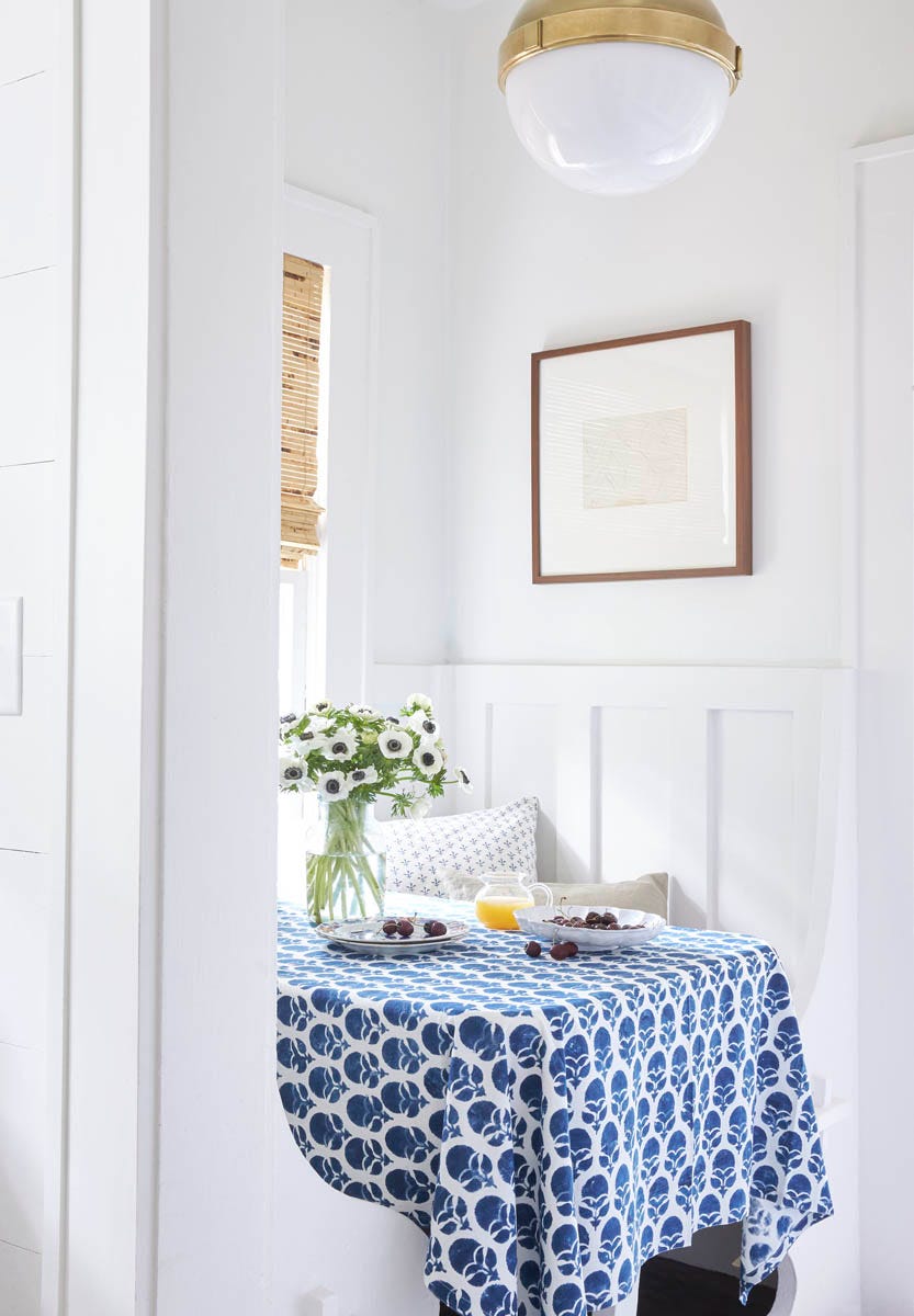 Tablecloth, Room, Interior design, Textile, Wall, Table, Ceiling, Interior design, Linens, Light fixture, 