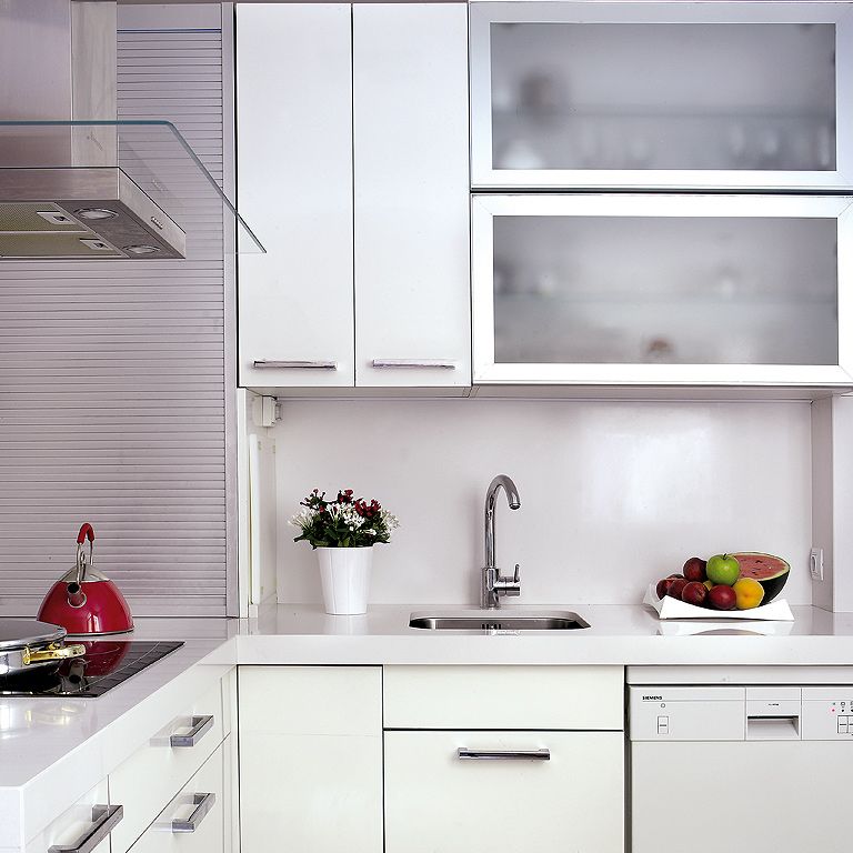 Renovada cocina interior con vitrinas de vidrio Fotografía de