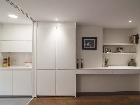 Una cocina moderna conectada con el salón