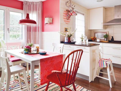 una cocina familiar en blanco y rojo