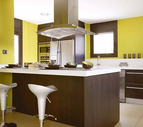 Cocina con isla central en verde y marrón Cocina con isla central en verde y marrón