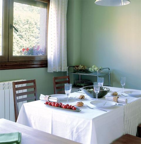 Tablecloth, Room, Dishware, Table, Textile, Interior design, Furniture, Glass, Linens, Serveware, 