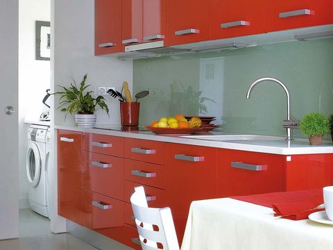 Una cocina funcional blanco y rojo