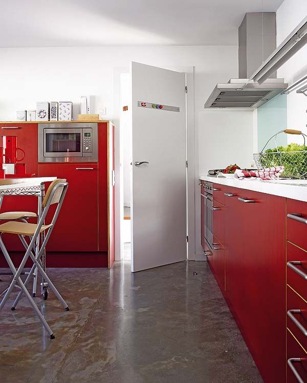 Una cocina funcional en blanco y rojo