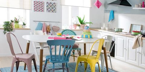 cocina con office y sillas de colores