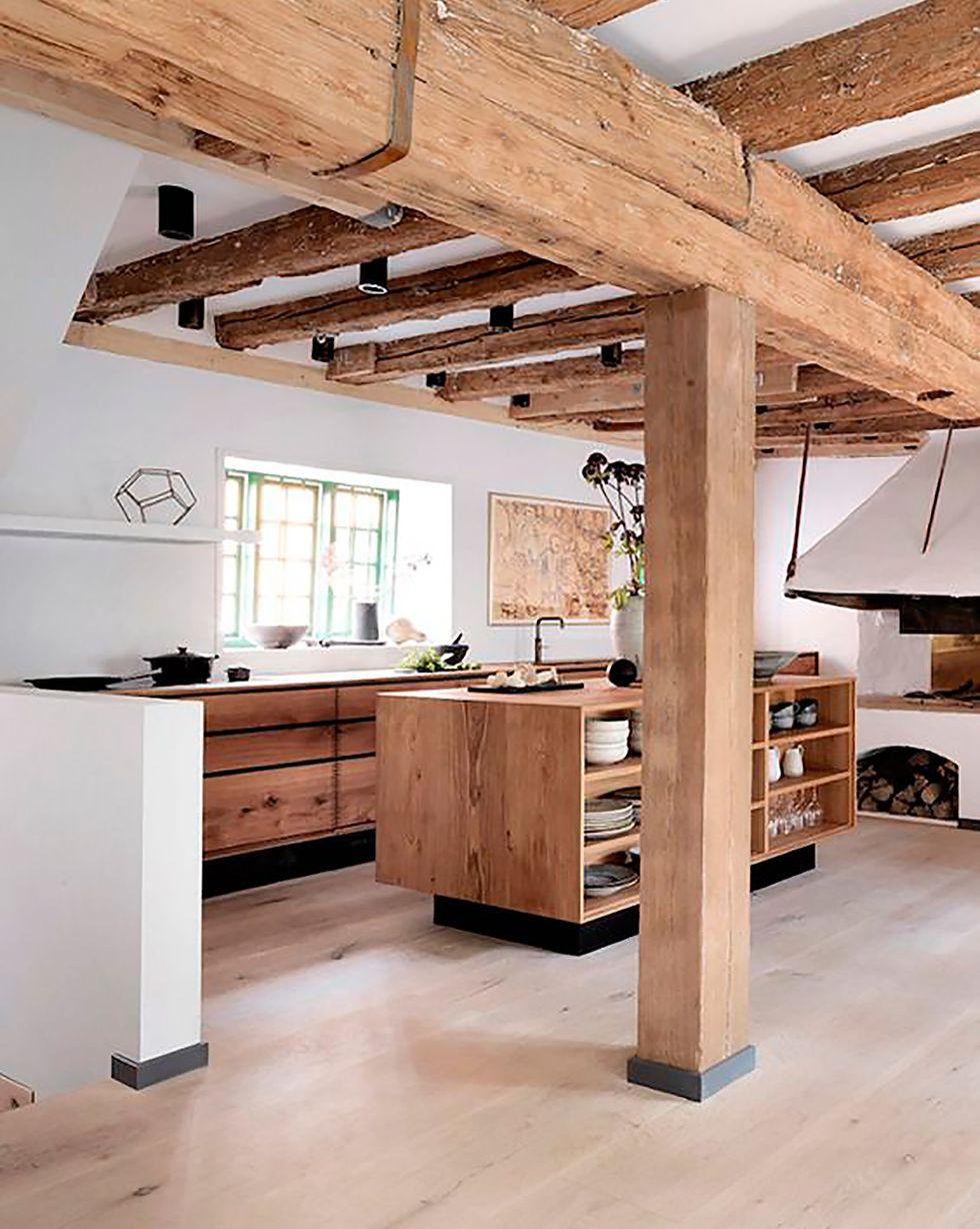 cocina moderna y rústica con muebles de madera