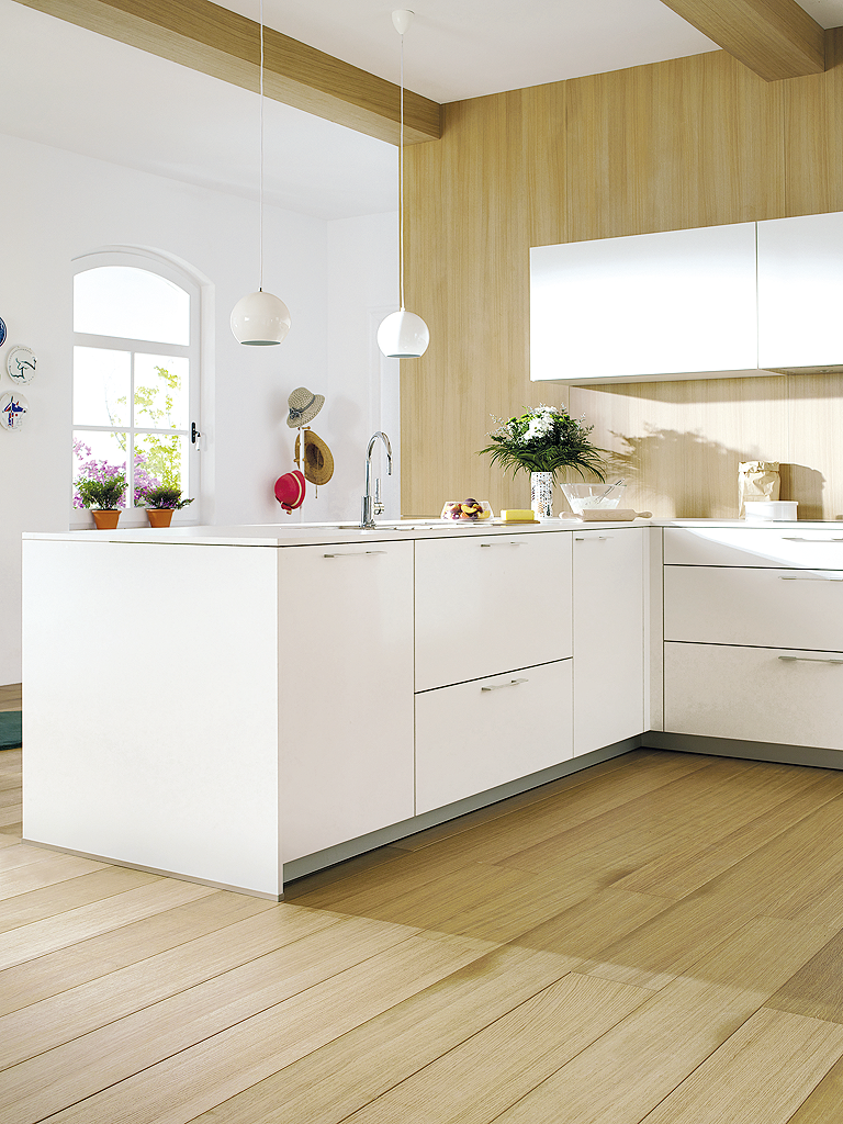 cocina en blanco y madera con península