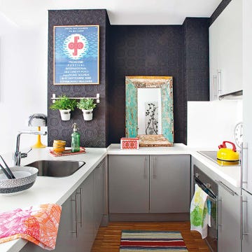 cocina pequeña con pared negra