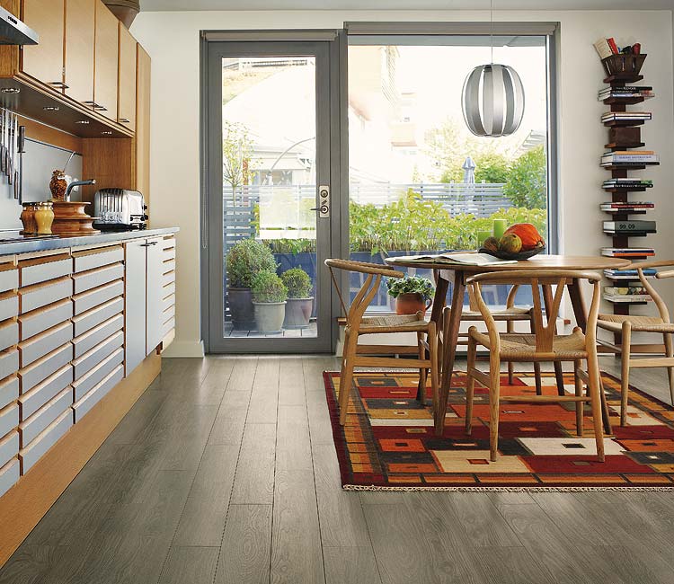 Cocina con office y terraza
