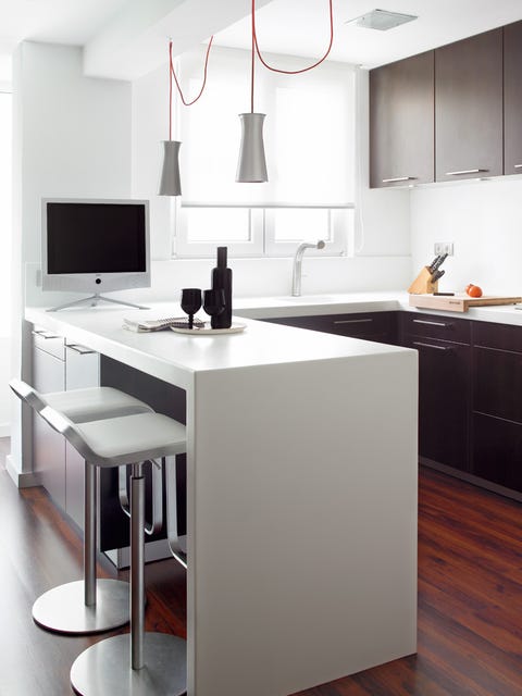 cocina en blanco y negro con península