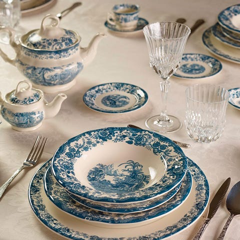 Serveware, Blue, Dishware, Porcelain, Blue and white porcelain, Green, Tableware, Drinkware, Textile, Plate, 