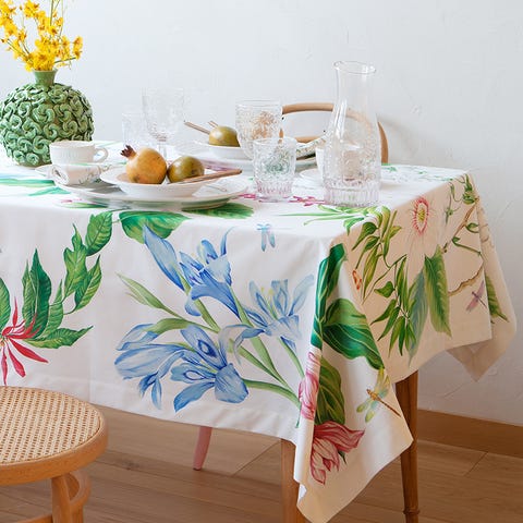 Tablecloth, Serveware, Textile, Table, Furniture, Ananas, Dishware, Linens, Tableware, Hardwood, 