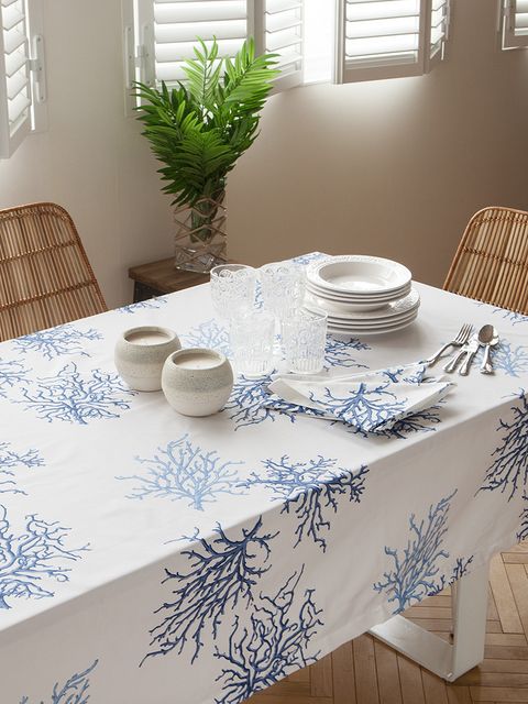 Tablecloth, Serveware, Wood, Dishware, Room, Textile, Porcelain, Interior design, Table, Linens, 