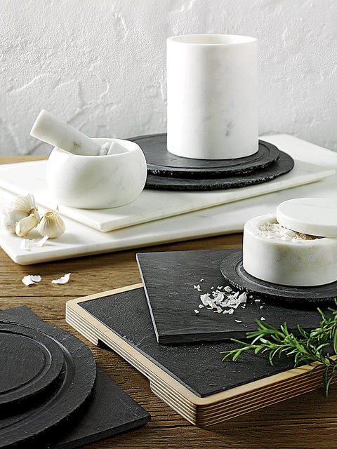 Serveware, Dishware, Home accessories, Ceramic, Plate, Still life photography, Placemat, Porcelain, Saucer, Coffee cup, 