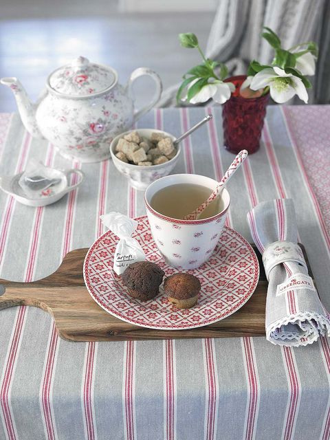 Serveware, Cup, Drinkware, Dishware, Coffee cup, Tablecloth, Teacup, Tableware, Textile, Porcelain, 