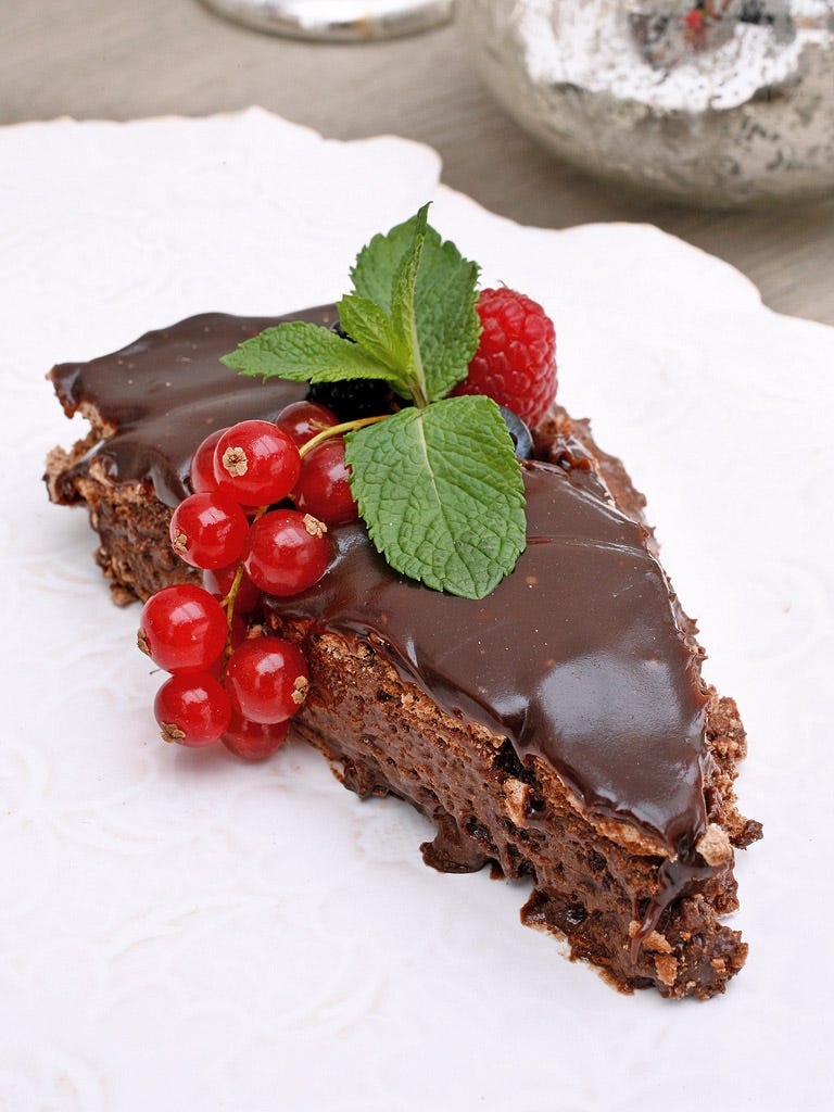 pastel de chocolate con grosellas