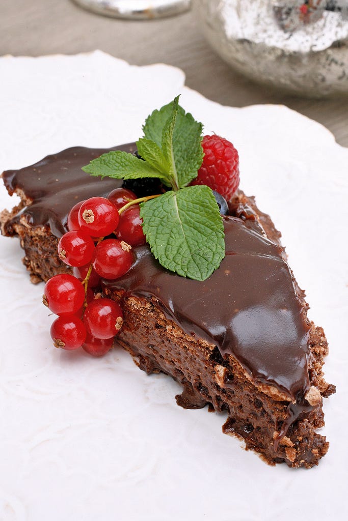 Pastel de chocolate con grosellas pastel de chocolate con grosellas