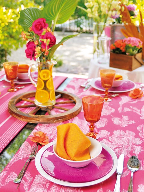 Serveware, Yellow, Dishware, Petal, Tableware, Flower, Drinkware, Leaf, Table, Tablecloth, 