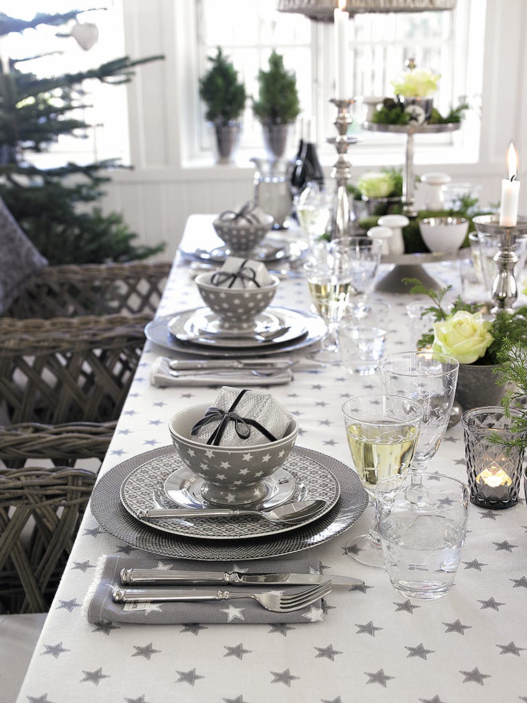 Tablecloth, Table, Room, Furniture, Dining room, Interior design, Silver, Tableware, Textile, Centrepiece, 