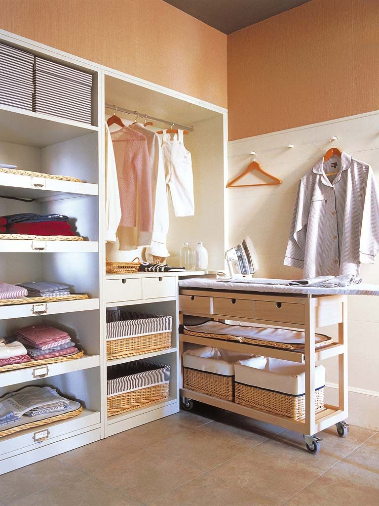 Cocina y lavadero de lujo moderno con armario, armario, frigorífico,  lavadora